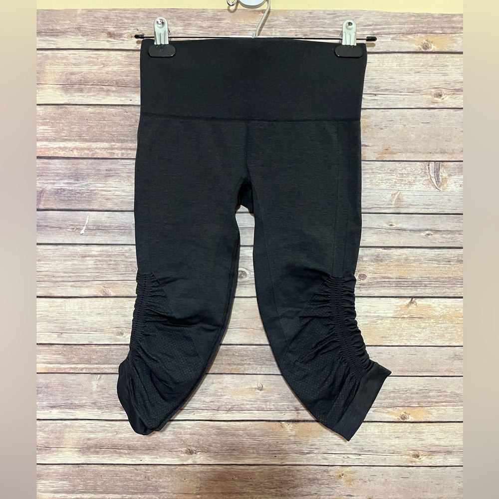Lululemon Cropped Ruched Leggings size 4? Black Compression C1